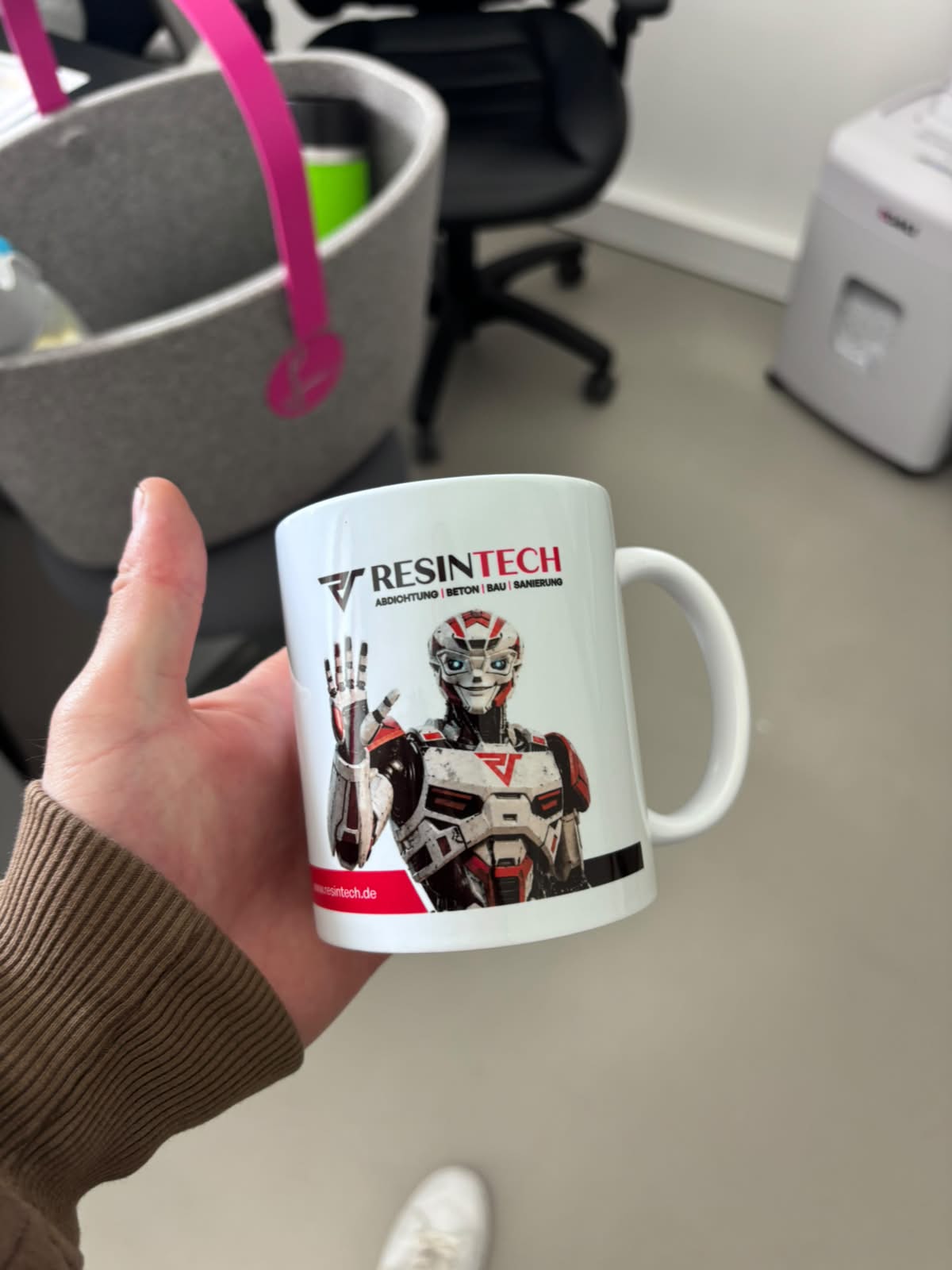Resintech Tasse mit dem Maskottchen Resin